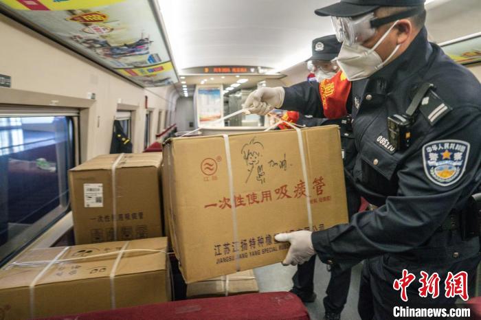 两地三警接力跨越300余公里 5箱救命用的吸痰管送抵上海