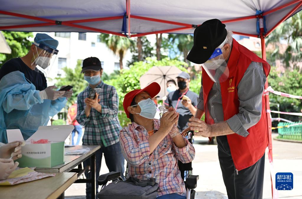海南海口：抗疫志愿者里多了“洋面孔”