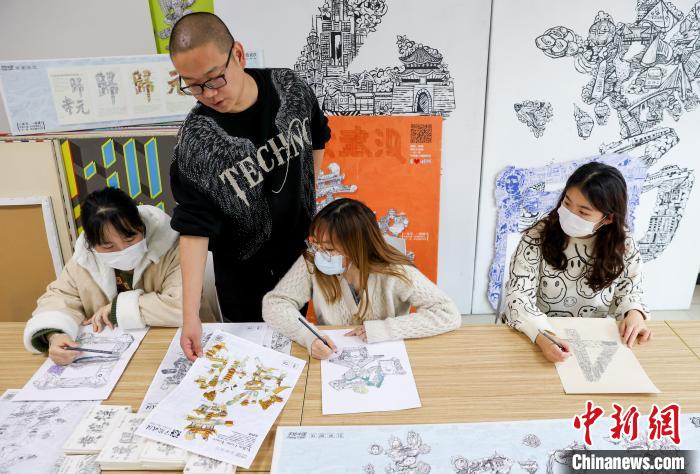 武汉高校师生融景入字 创意展示城市文化