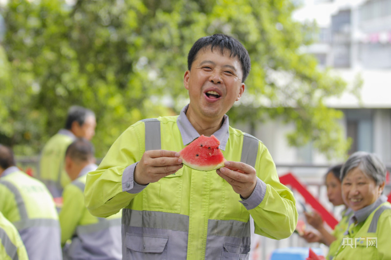 福建福州：炎热夏日为环卫工人送清凉