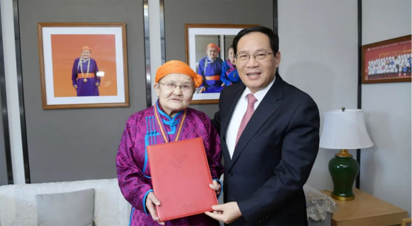 崇高敬意！李强为草原母亲都贵玛颁授“上海市荣誉市民”证章证书
