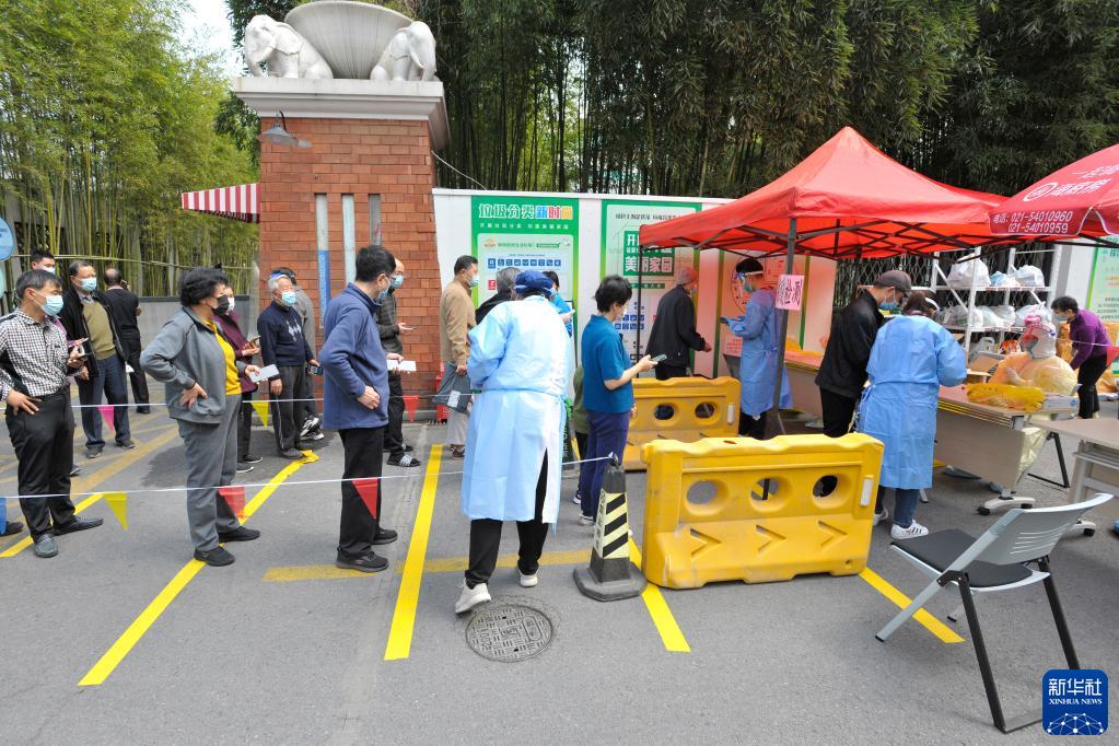 上海：小区临时实施闭环管理 居民核酸检测有序进行