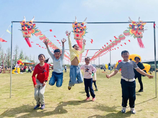 杭州“向往的农庄”首届风筝文化节开启 小记者体验非遗绝技
