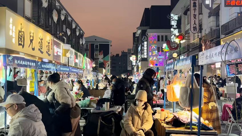 冬夜里的杭州夜市：点点微光华灯起 最是人间烟火气