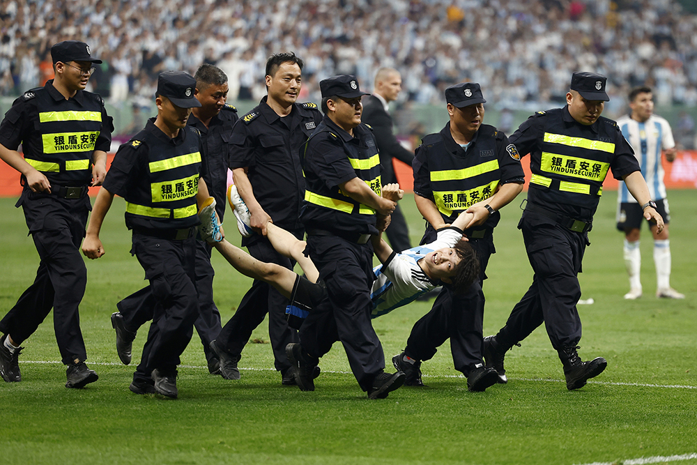 警方通报球迷冲进球场拥抱梅西：行拘，12个月不得进体育场馆看同类比赛