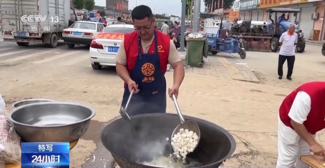 “大家都献出爱心，困难就不叫困难！”志愿者携锅带菜让涿州村民吃上热乎饭