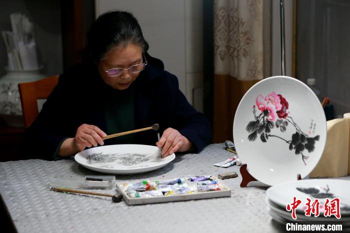 山东曹州刻瓷手艺人于方寸之间展大千世界